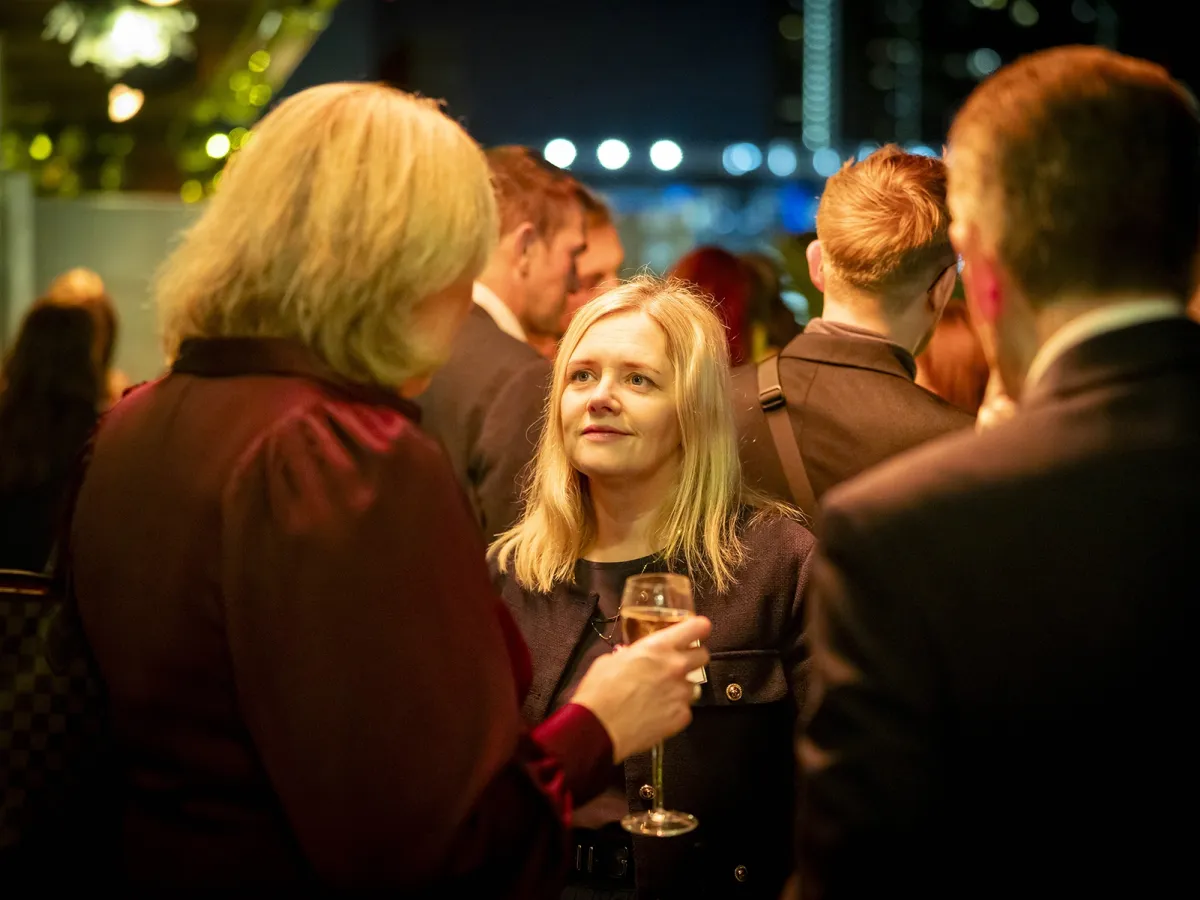 25 Nov12 2040 SEB5 G6 A8951